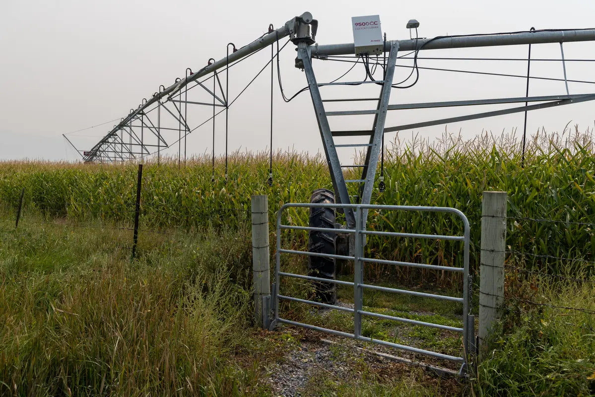 Pivot irrigator gate