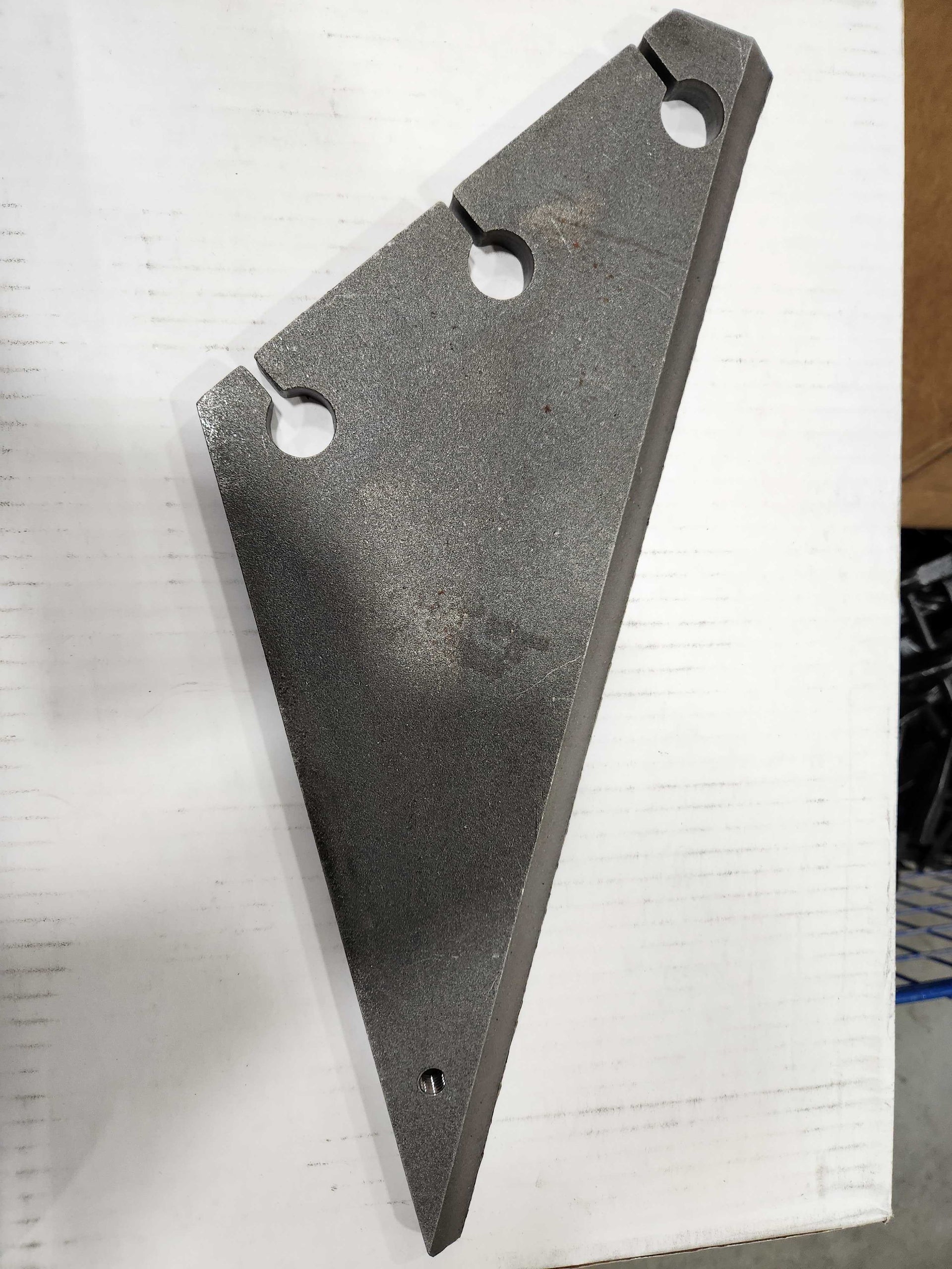 Backing plate for feed wagon mixing knife